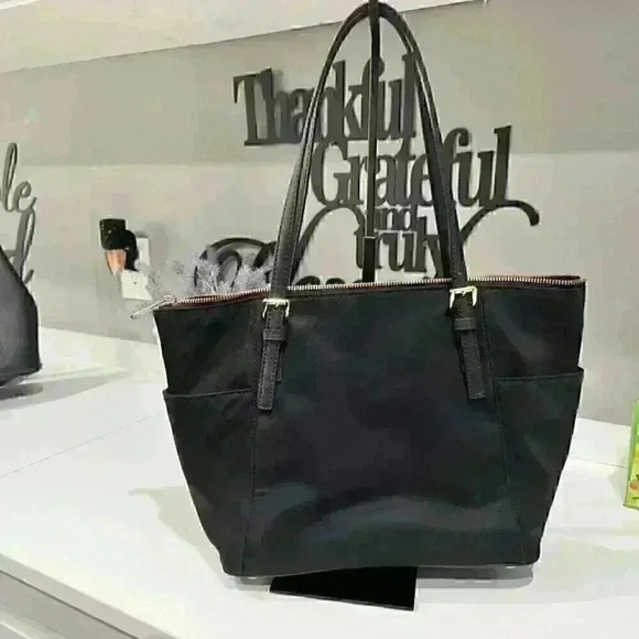 Stunning Michael Kors Medium Black Jet Set Travel Tote Bag - Picture 3 of 4